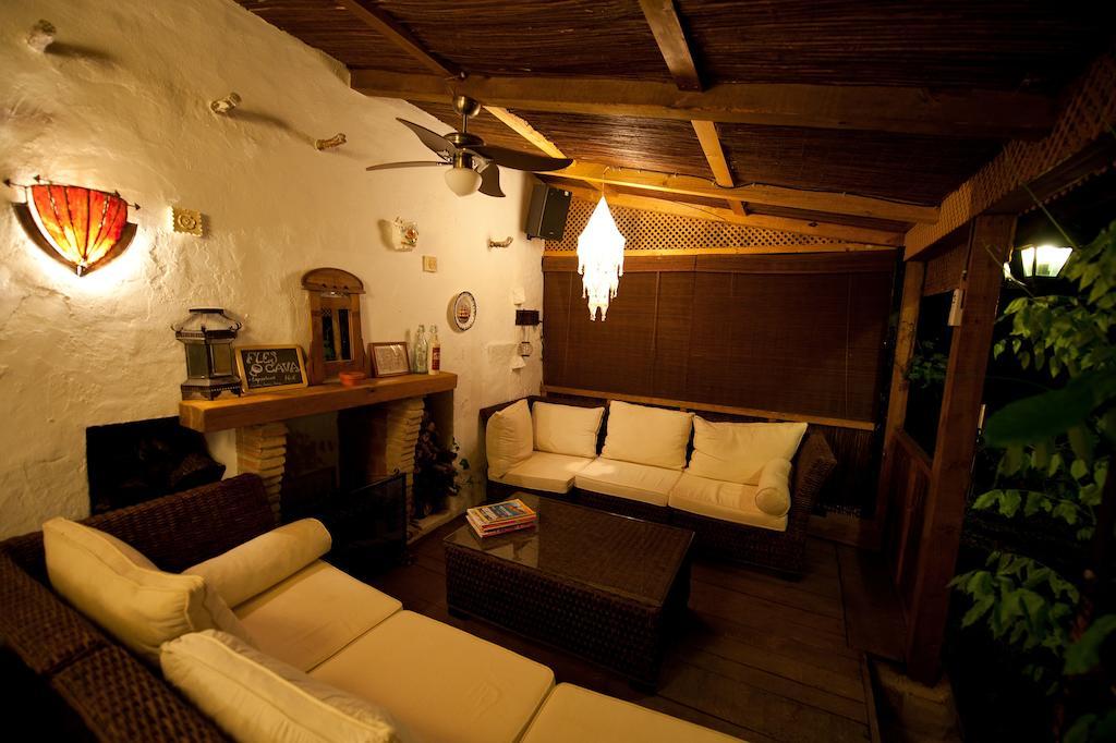 Cortijo La Haza Bed and Breakfast Iznájar Exteriör bild